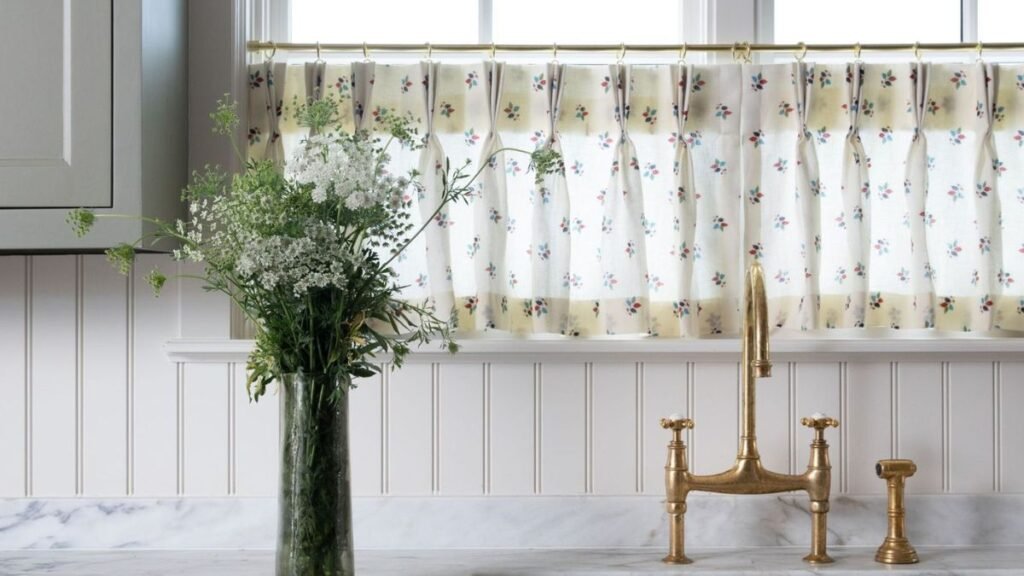 Emily Henderson’s no-sew cafe curtains are easy to recreate