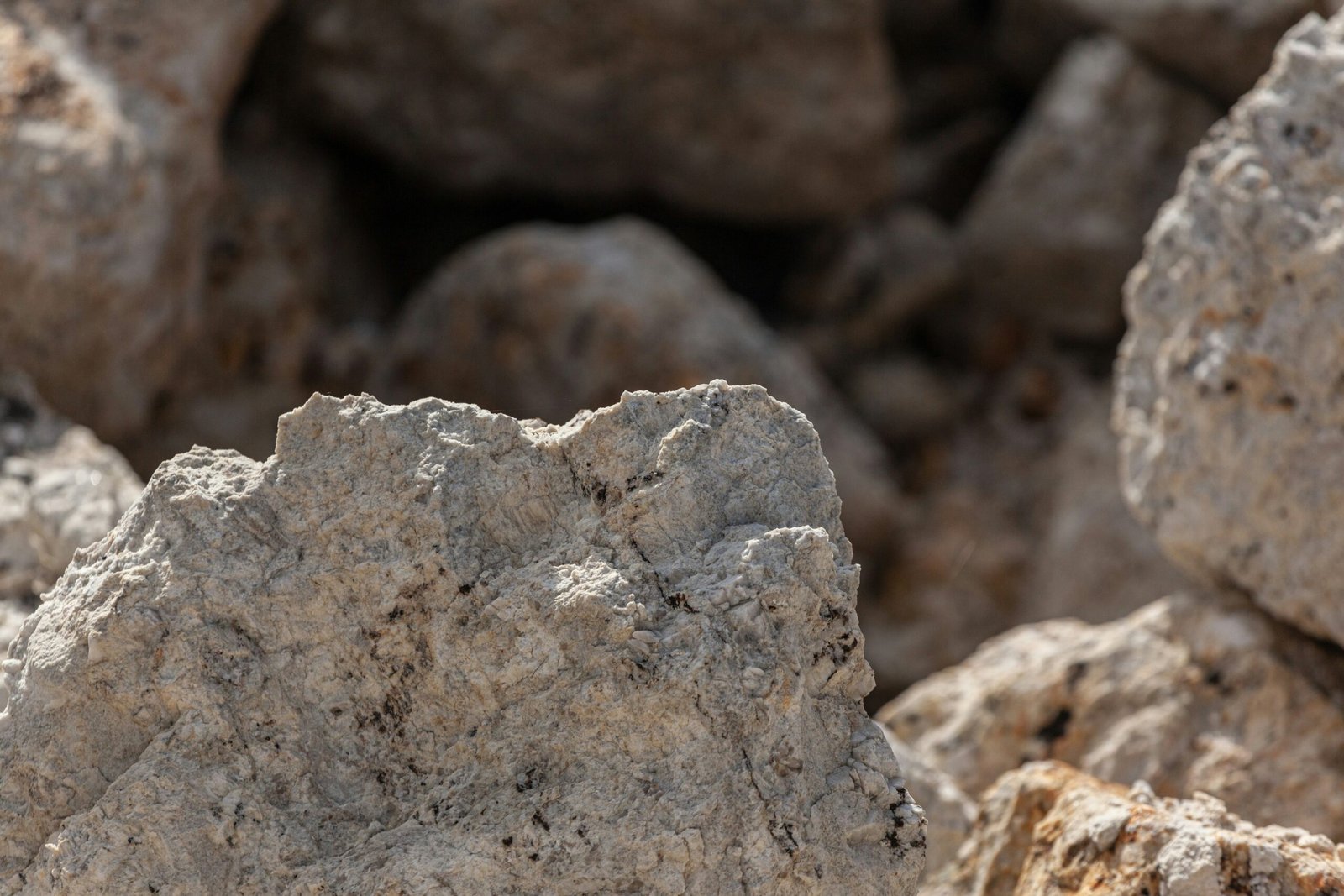 a close up of a close up of a rock formation with rocks in the background