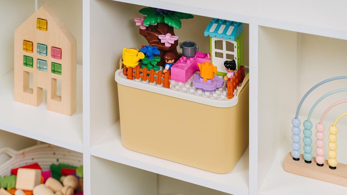 8579d3cbda551b3a3f6adbc5614c139f.jpeg Create Stylish Storage With A DIY Lego Shelf