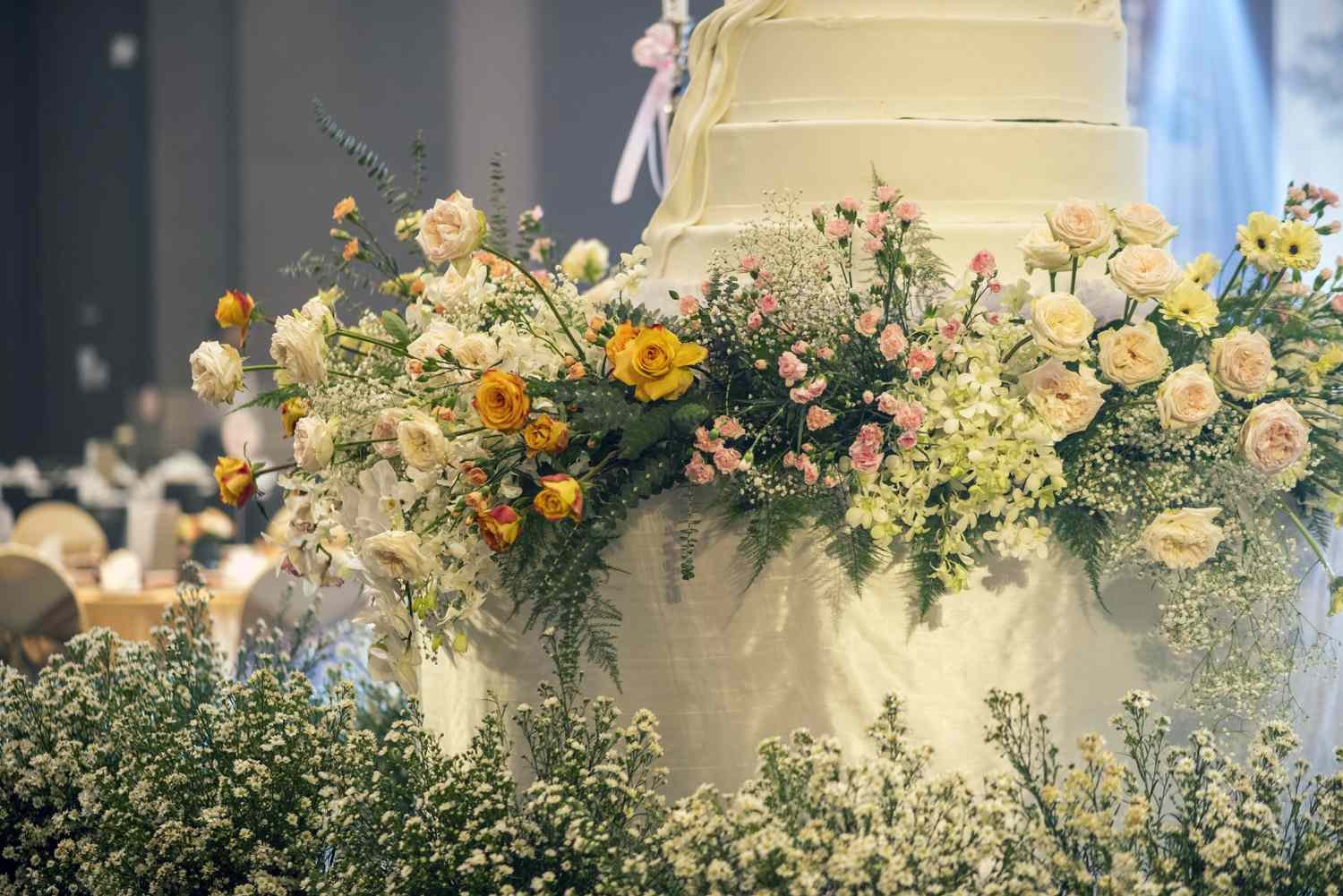 8 Wedding Cake Trends Couples Are Loving for 2025