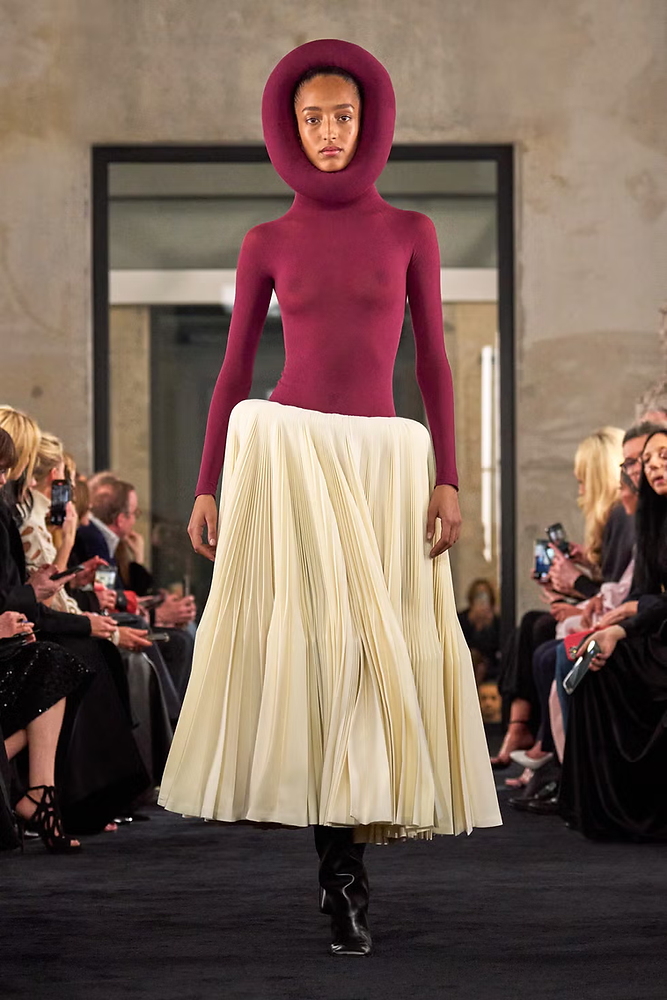Unpacking the "Schizo" Season of Fall 2025 https://internetconnectz.com/fashion/page/3/