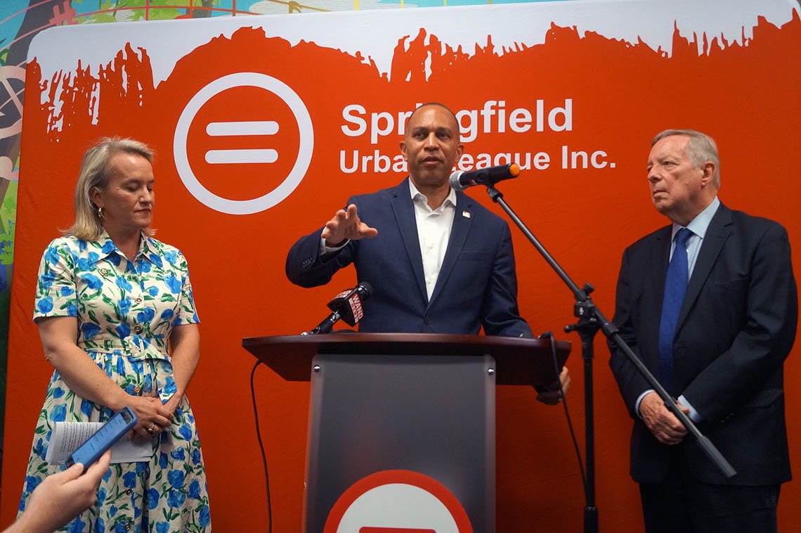 Jeffries, top Illinois Dems hope voters will punish Republicans in 2026