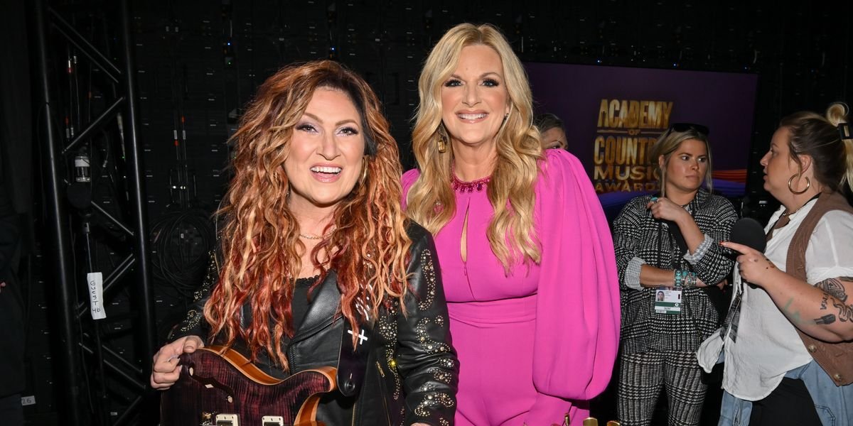jo-dee-messina-and-trisha-yearwood-at-the-58th-academy-of-news-photo-1758218311.pjpeg_.jpeg 90s Country Star Debuts New Hairstyle—Fans Say She’s “Lookin’ Hot”