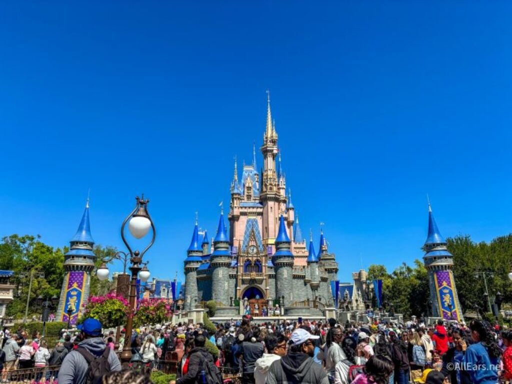 2025 wdw magic kingdom springs break crowds atmo 4 700x525.jpg