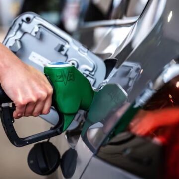 Video Gas prices plunge amidst holiday travel – ABC News
