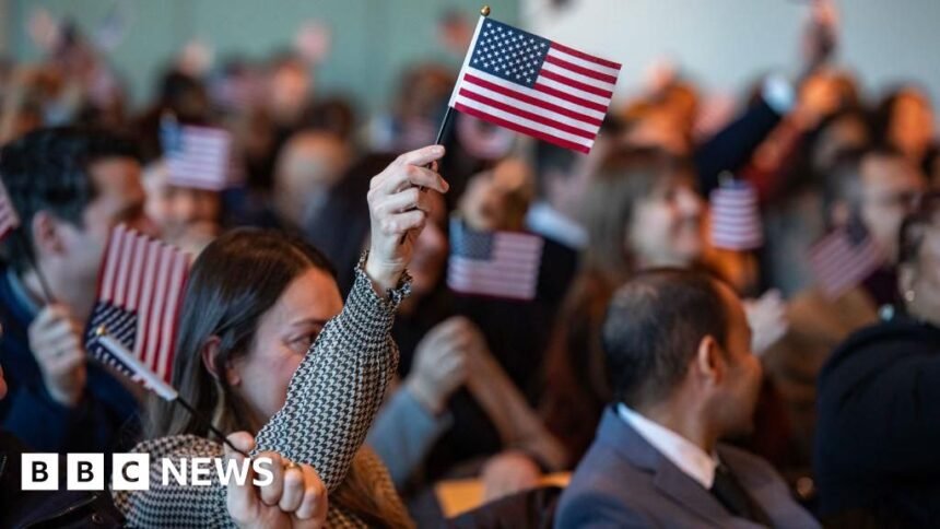 5b41fcf0-cfef-11f0-a84c-53235698d969.jpg US cancels citizenship ceremonies for migrants from travel ban countries