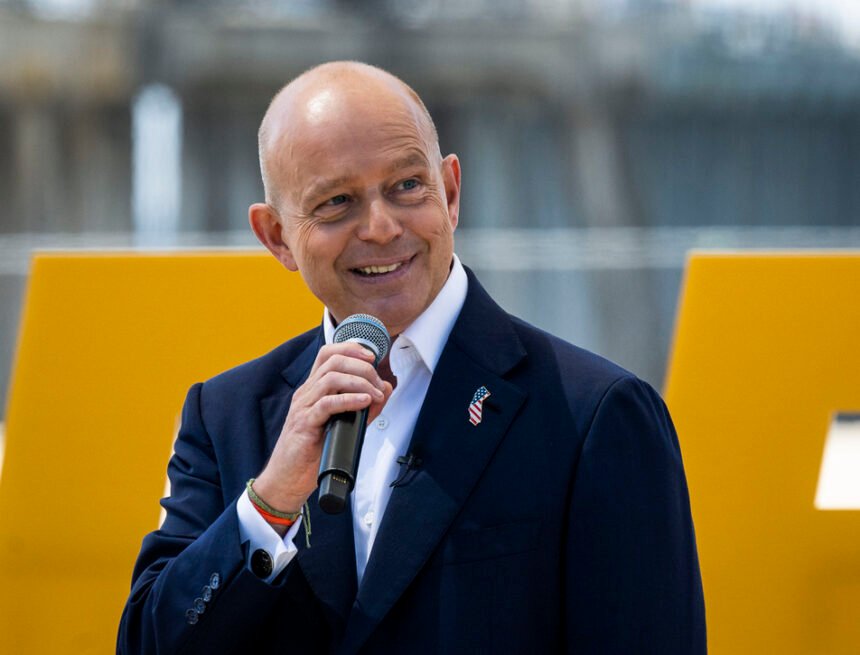Ex-Fox News Host Leads California Gov Primary As Democrats Split the Vote