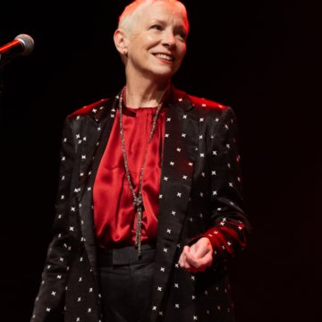 Annie Lennox Sings ‘Outlander’ Theme Song for Final Season: Premiere