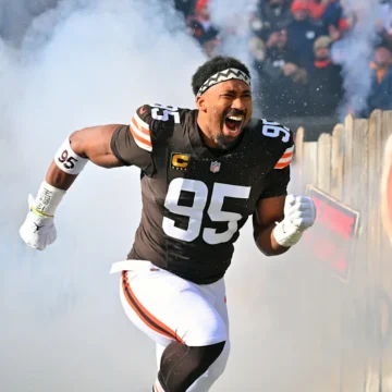 NFL Week 17 scores, news, live updates: Myles Garrett looks to break NFL sack record, Steelers without star WR DK Metcalf