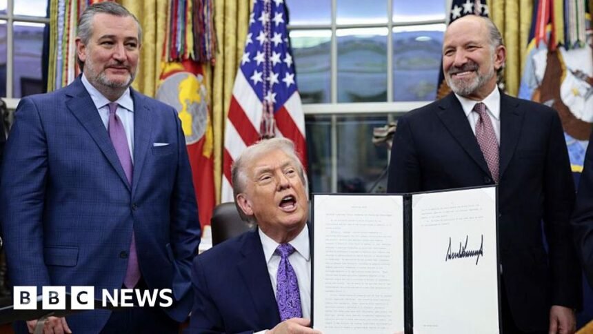 fefcbac0-d6f6-11f0-9262-017105b354e8.jpg Trump signs order blocking states from enforcing own AI rules