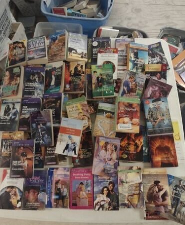 Random Lot of 15 ROMANCE Paperback Books Popular Authors Love Harlequin