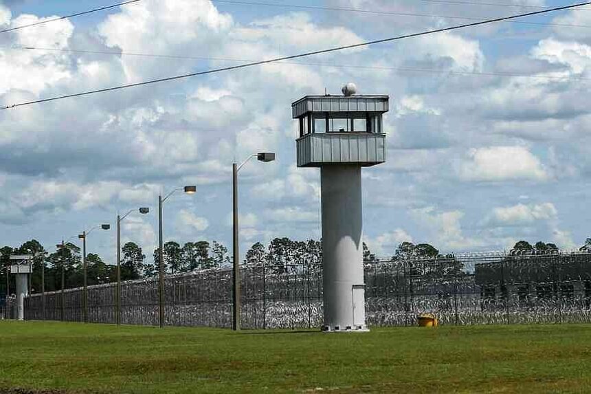 Pepper spray used on Florida detainees | The Arkansas Democrat-Gazette