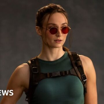 22baddc0-f22c-11f0-b5f7-49f0357294ff.jpg Sophie Turner’s Lara Croft look revealed