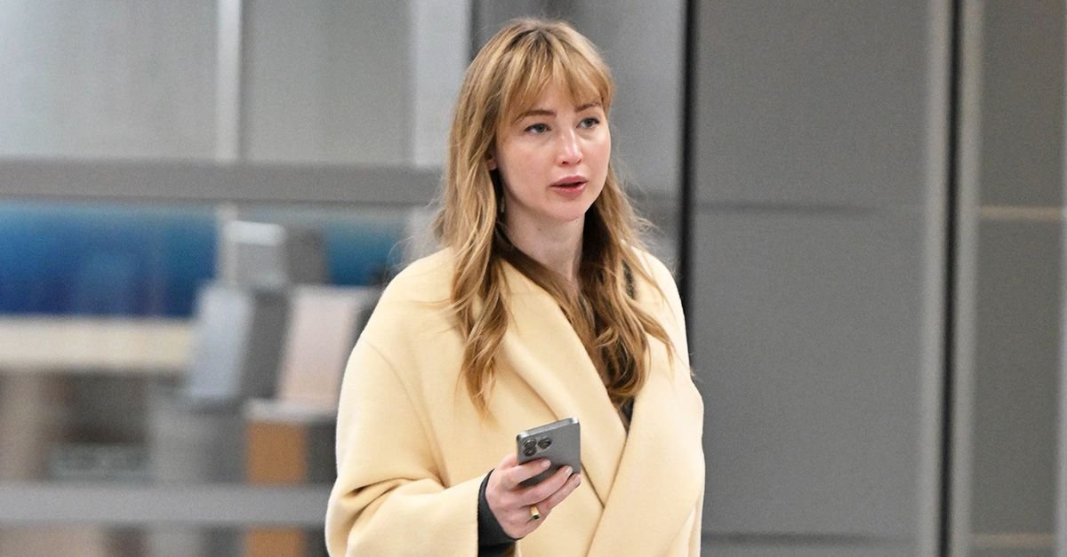 Jennifer Lawrence Wore the Perfect Airport Pants and Flats