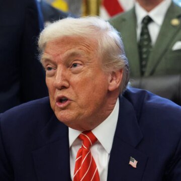 Trump gives speech at National Prayer Breakfast