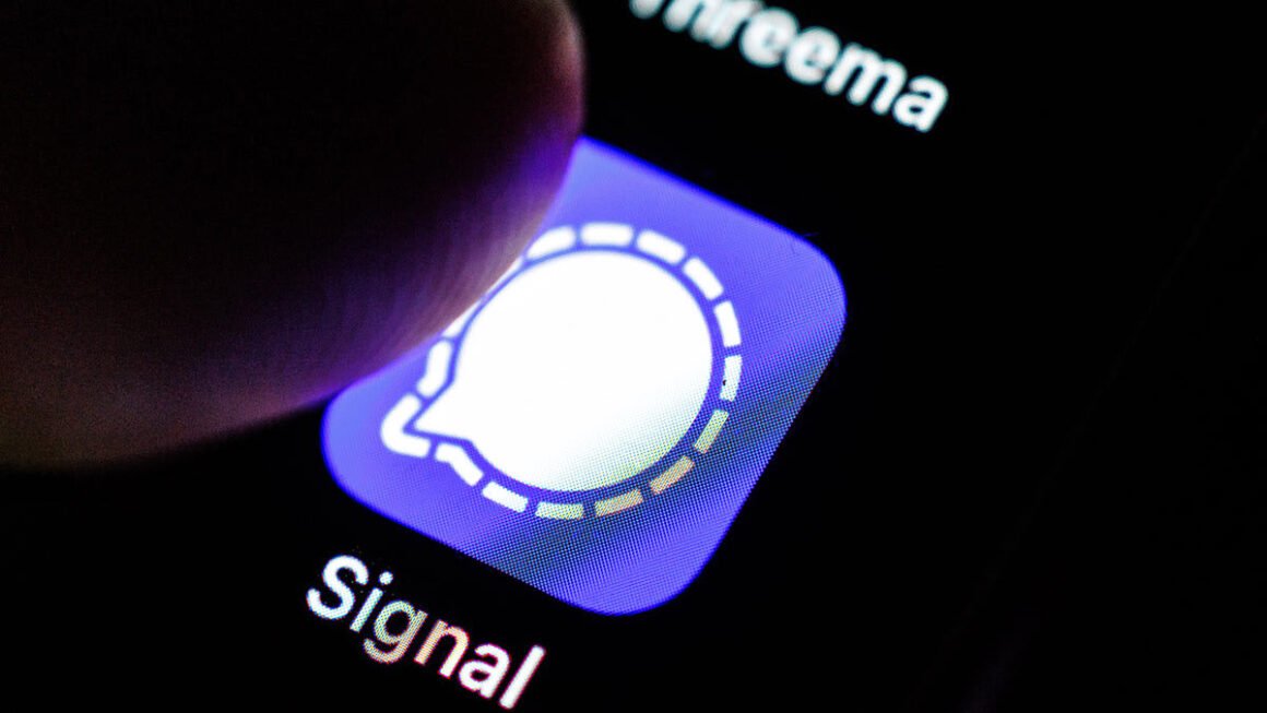 CR-Tech-Inlinehero-signal-app-0226.jpeg How to Use Signal for Secure Messaging