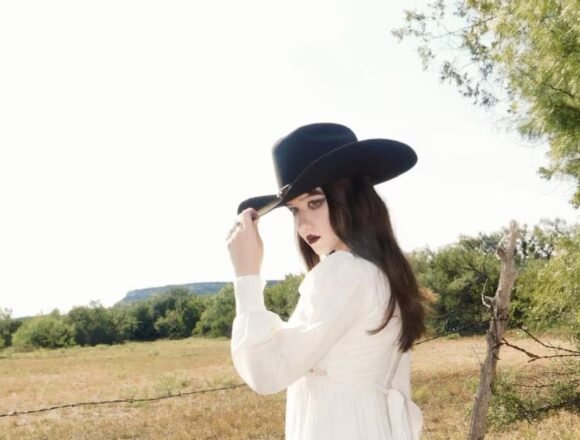 UAB2TUTQ7NALFDFTZJ4C3E3PO4.jpg Teen singer from small-town West Texas may become indie-pop royalty