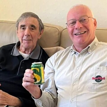 bob-walker-and-peter-gould-final-beer.jpg Man travels 14,000 miles to say goodbye to friend with terminal cancer