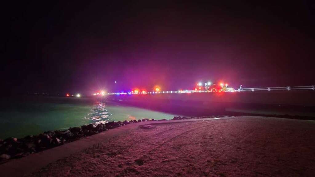Crash shuts down traffic on Sanibel Causeway Boulevard