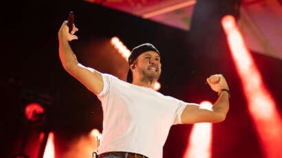 M LukeBryanArmsUPCMAFest2025abc.jpg