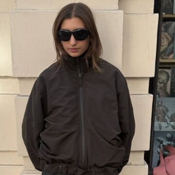 nm3PKMUGeqxYaYifKc3Zya-1200-80.jpg Chic Dressers Are Swapping White Trainers For the Cobalt Blue Colour Trend