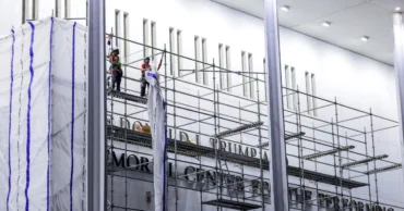Construction workers begin removing Trump’s name from the Kennedy Center – NBC News
