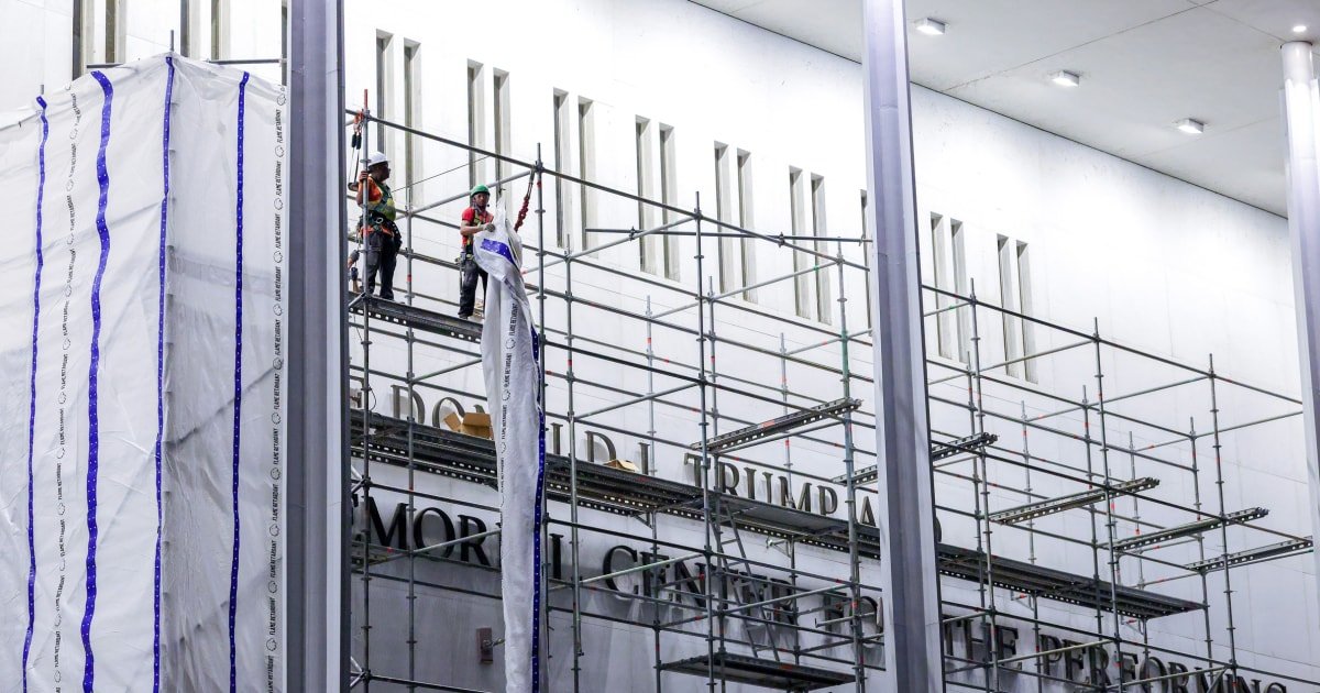 Construction workers begin removing Trump’s name from the Kennedy Center – NBC News
