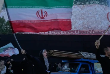 A tentative deal is reached to end the Iran war and Trump orders a stop to the US naval blockade – AP News