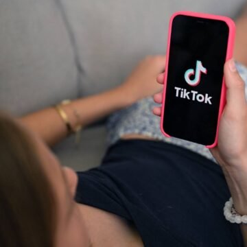 554772.jpg Most Australian teens still on social media three months after under-16 ban began, study finds