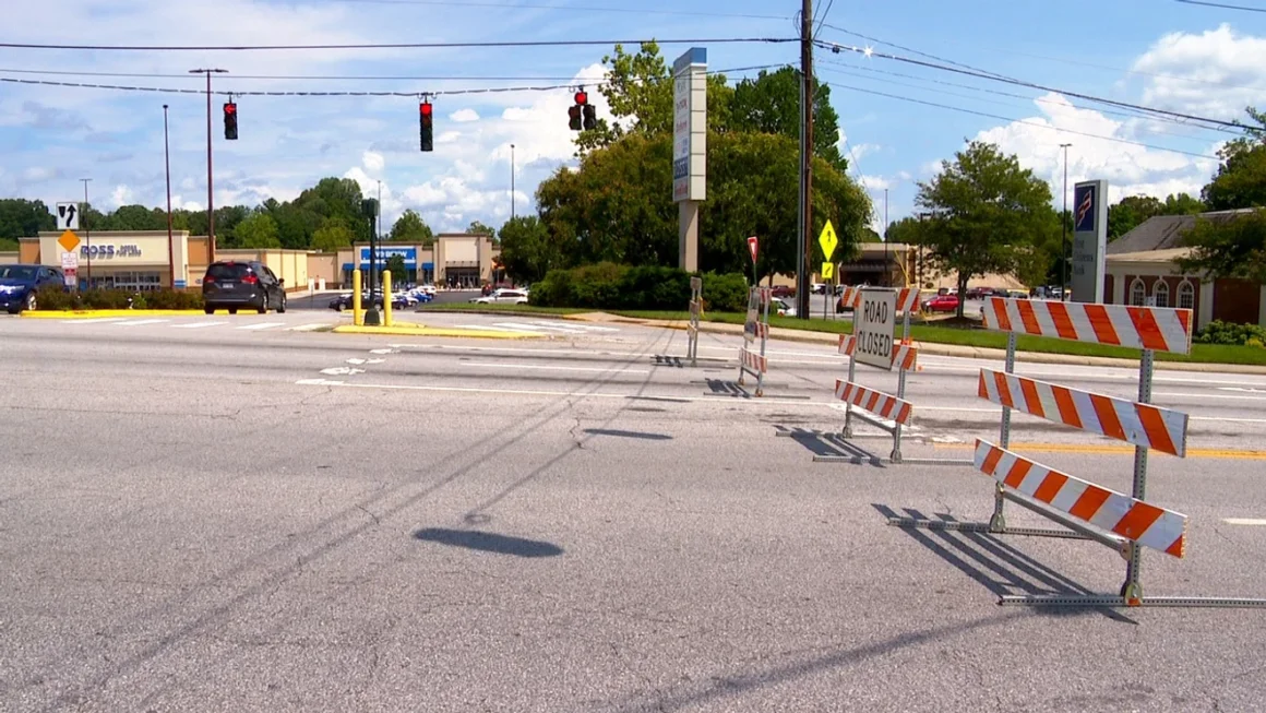 Emergency power line work impacts traffic in Hendersonville