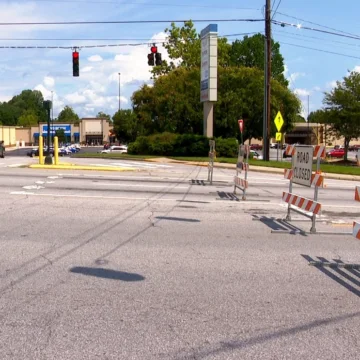 Emergency power line work impacts traffic in Hendersonville