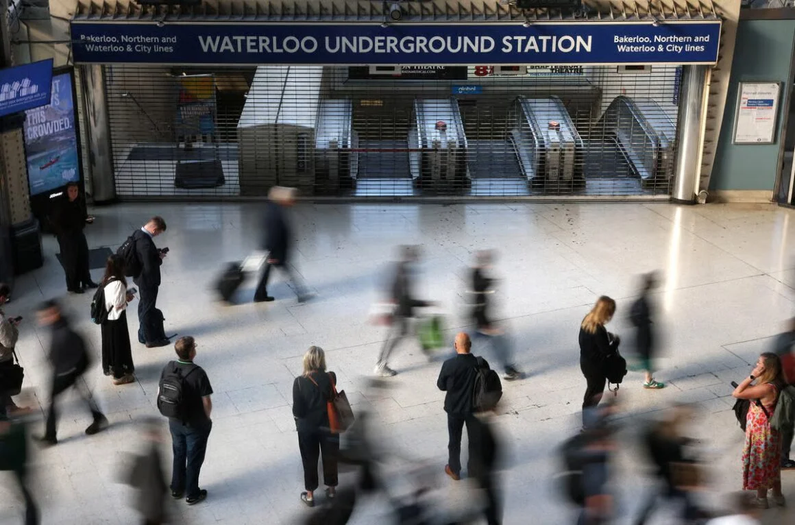 London travel news LIVE: Fire next to track hits Southern trains as major station closures …