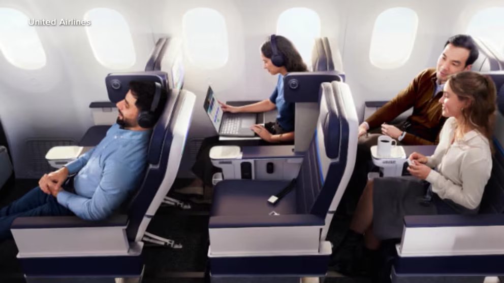 Video United CEO reveals new seating ahead of Labor Day travel - ABC News