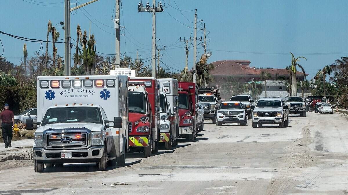 How far to stand from first responders in Florida