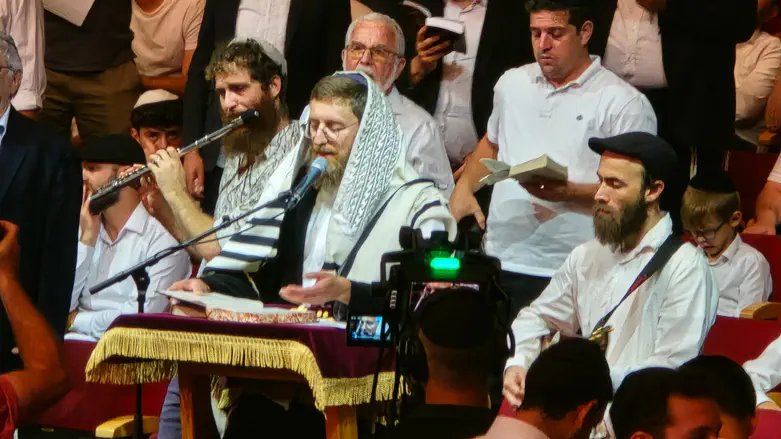 Watch: Heartfelt song and prayer at annual Selichot gathering