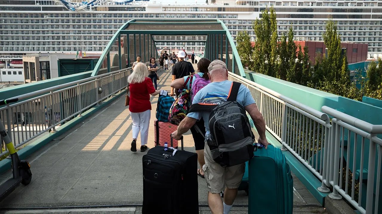 Cruise ship passengers pier 66 seattle.jpg