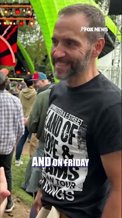 Jack Smith wears 'No Kings' shirt at music festival #shorts - YouTube
